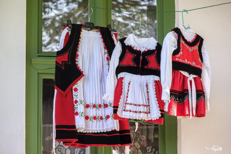A Nagy-Küküllő mente népművészete újra életre kel, hiszen a hagyományos népviselet ünnepélyes keretek között vonul fel. Az esemény célja, hogy megőrizzük és bemutassuk a helyi kultúra gazdagságát, lehetőséget adva a fiataloknak, hogy közelebb kerüljenek g