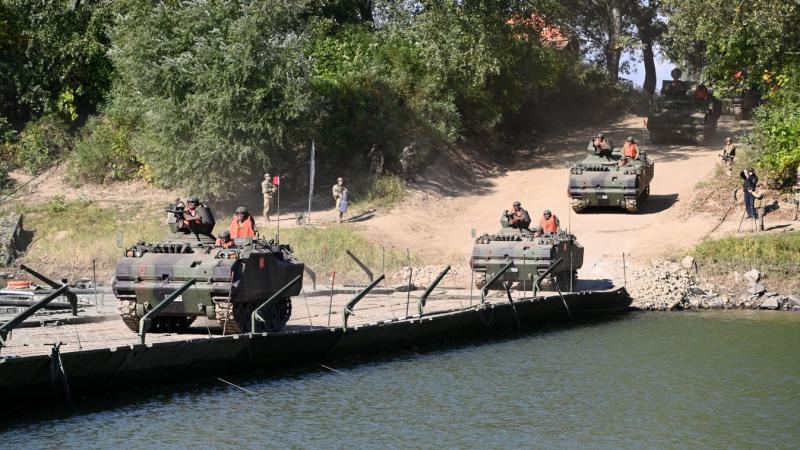 Egyedülálló látványosság: tankok és helikopterek kíséretében zajlott le az átkelés a Tiszán - nézd meg a galériát és a videót!
