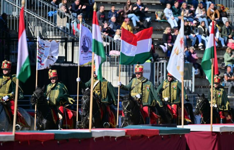 A Nemzeti Vágta ünnepélyes megnyitója és az eskütétel színesítette a rendezvényt, amely lenyűgöző hangulattal indult. Az esemény méltóságteljes keretek között zajlott, ahol a hagyományok és a közösségi szellem egyaránt megjelent. Székelyhon hírei szerint 