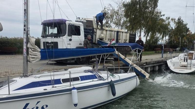 Öt és fél tonna ponty váratlanul megdöntötte a Balaton vízszintjét.