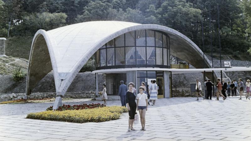 Ismered ezeket a híres balatoni épületeket a régi fényképeken? Fedezd fel velünk a múlt varázsát! (+ galéria)