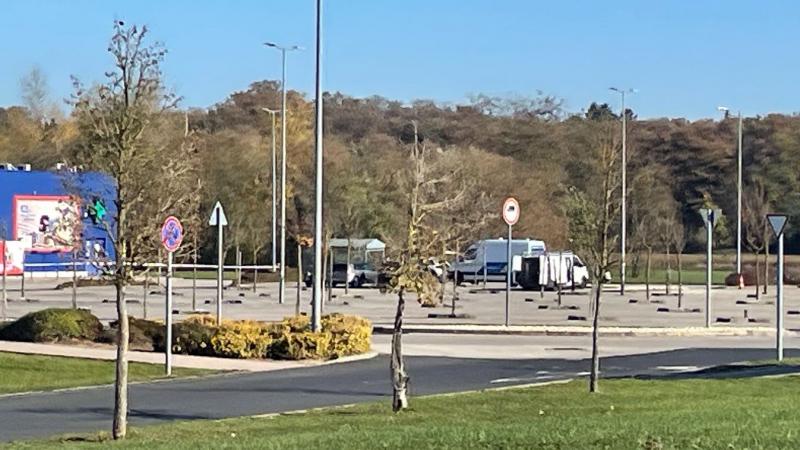 Elképesztő felvétel került nyilvánosságra a sárvári Tesco betöréséről, amely sokkolta a közönséget.