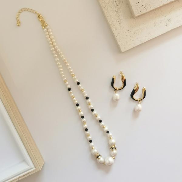 Fedezd fel az ősz legújabb trendjét: a gyöngy nyakláncok újra a középpontba kerültek! Tudd meg, hogyan érdemes viselni őket az idei szezonban, hogy igazán stílusos lehess!