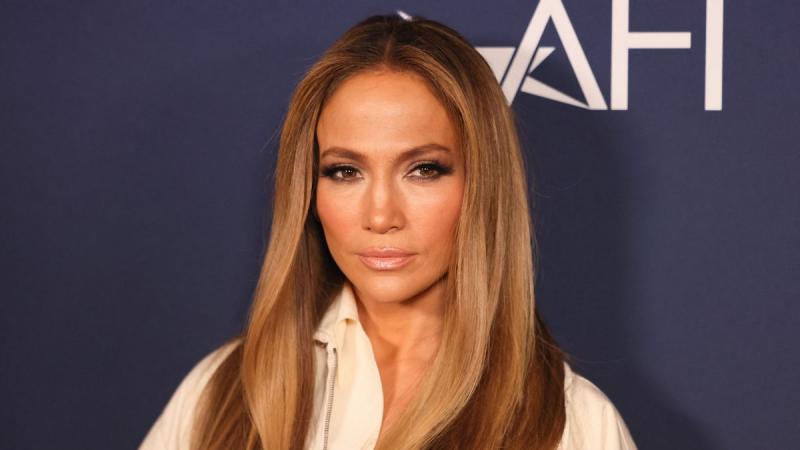 Jennifer Lopez ismét a reflektorfénybe került, hiszen úgy tűnik, újabb romantikus kalandot kezdett. A hírek szerint egy titokzatos férfi mellett találta meg a boldogságot, akivel izgalmas időtöltéseket osztanak meg. Az énekesnő mindig is híres volt szenve