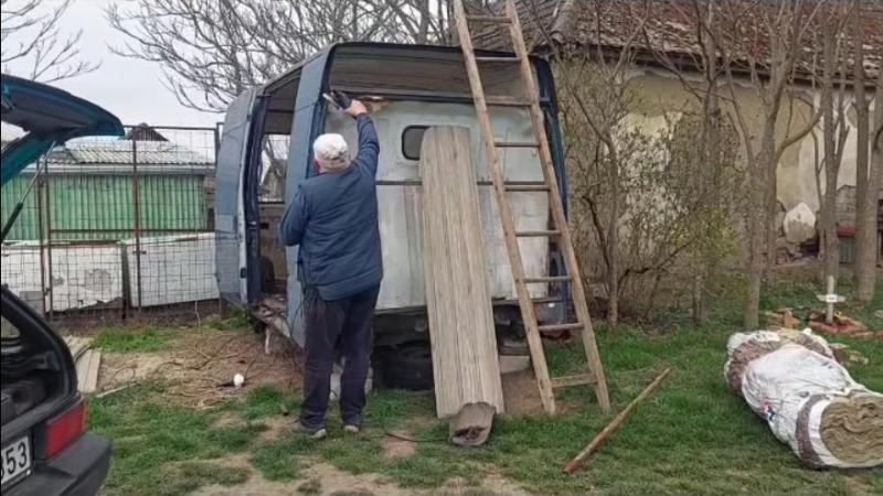 Állatvédők egy furgon rakterét alakították át egy hangulatos nappali melegedővé. | Sokszí