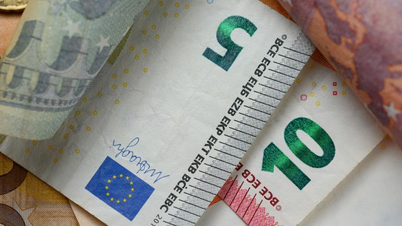 A vámháború első hullámai már elérik a világ különböző tájait, és az első sötét felhők is megjelennek az égen.