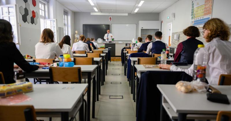 **Lehet-e hasznos a vizsgaszorongás? – Útmutató az érettségizők támogatásához**

A vizsgaszorongás sok diák életében megjelenik, és bár sokan negatívumként tekintenek rá, érdemes megfontolni, hogy bizonyos esetekben hasznos is lehet. A stressz és az izgal