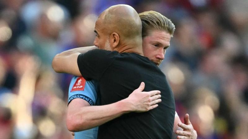 Pep Guardiola egy különös pillanatot élt át, amikor az egyik szemével könnyek szöktek a szemébe, míg a másikkal a boldogságot tükrözte. Ez a kettősség jól példázza a futball világának ellentmondásait: a győzelem örömét és a vereség szomorúságát egyaránt m