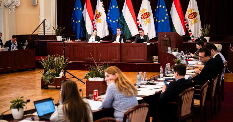 A főváros határozottan kiáll, és Karácsony Gergelyék válasza a Fidesz által előterjesztett, nagy port felvert javaslatra egyértelműen tükrözi a helyi vezetés álláspontját.