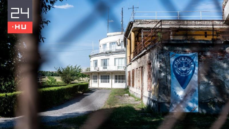 Rémisztő baleset történt a Budaörsi Repülőtéren: egy hatalmas LED-fal zuhant három emberre.