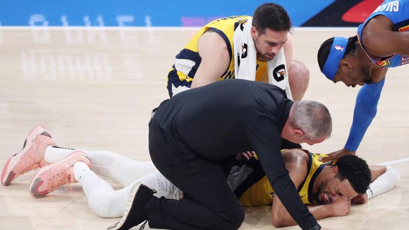 Egy egész csarnok lélegzetvisszafojtva figyelte, amint az NBA-döntő legkiemelkedőbbje megteszi a végső lépést, ordítva ünnepelve a győzelmet.