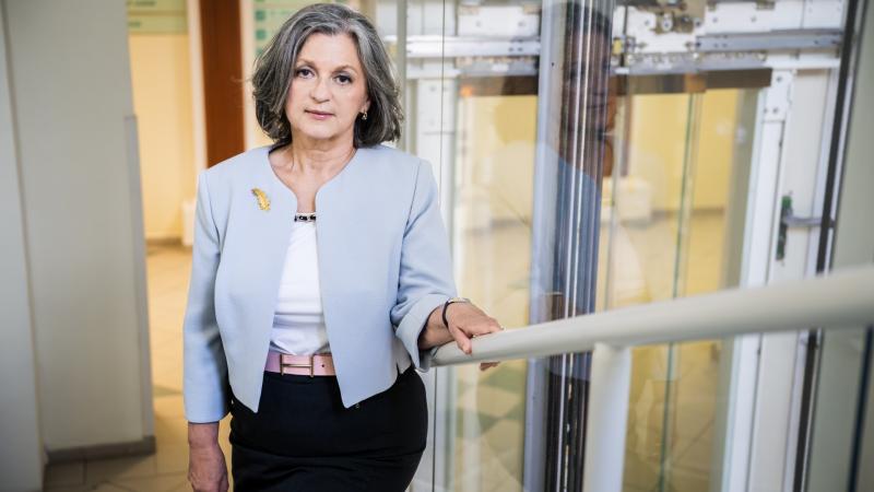 Íme néhány kreatív javaslat arra, hogyan védhetjük meg magunkat a rettegett rákbetegségtől:

1. **Egészséges életmód**: Az egészséges táplálkozás és a rendszeres testmozgás alapvető fontosságú. Fogyasszunk sok friss gyümölcsöt, zöldséget és teljes kiőrlés