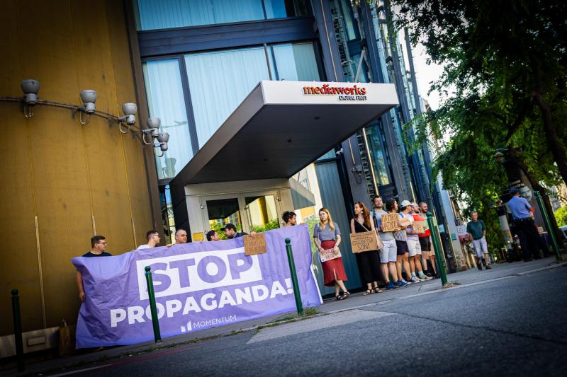 A Momentum aktivistái demonstrációt rendeztek a Mediaworks székházánál.