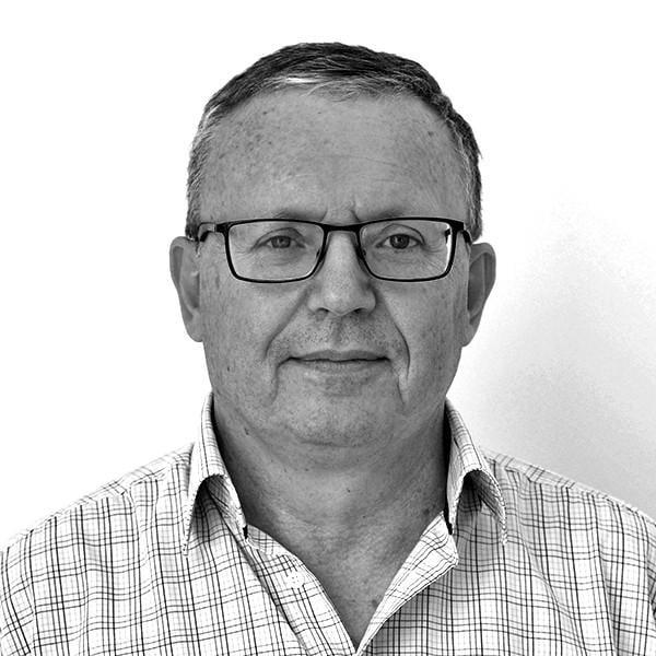 Az igazi tét

Az élet színpadán mindenki saját szerepét játssza, de a valódi kihívás nem csupán a szereplés, hanem a tét, amit vállalunk. Az igazi tét nem más, mint a bátorságunk arra, hogy megmutassuk önmagunkat, hogy belemerüljünk az ismeretlenbe, és ho