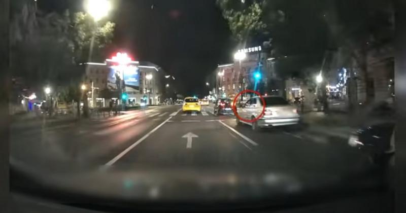 Egy frissítő italos üveggel célozta meg a BMW-s a hátsó szélvédőt az Andrássy úton.