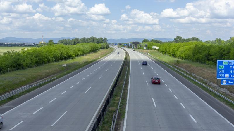 Figyelem, kedves közlekedők! Készüljön fel, mert forgalomkorlátozás várható az M0-s autóúton!
