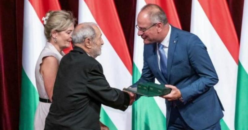 A magyar geológia kiemelkedő alakját, Juhász Árpádot, a parancsnoki kereszttel honorálták, elismerve ezzel életművének jelentőségét és hozzájárulását a tudományos közélethez.
