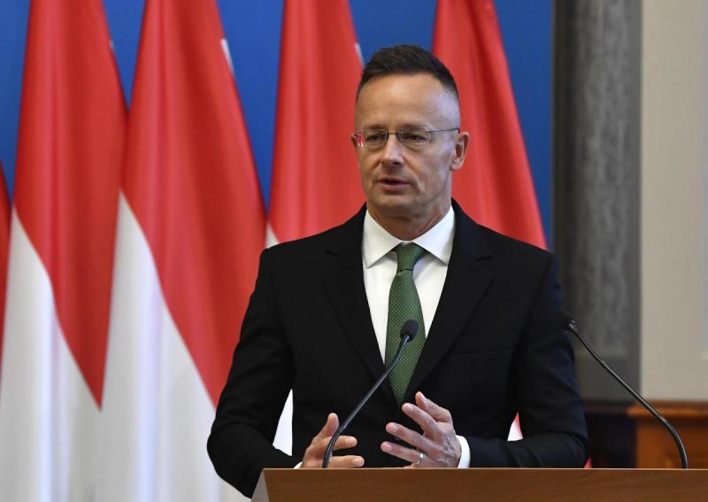 Gazdasági védelem a kihívásokkal teli időszakokban: Szijjártó Péter három alapelven nyugvó stratégiája a stabilitás megteremtéséért – munkahelyteremtés, beruházási ösztönzés és adócsökkentés.
