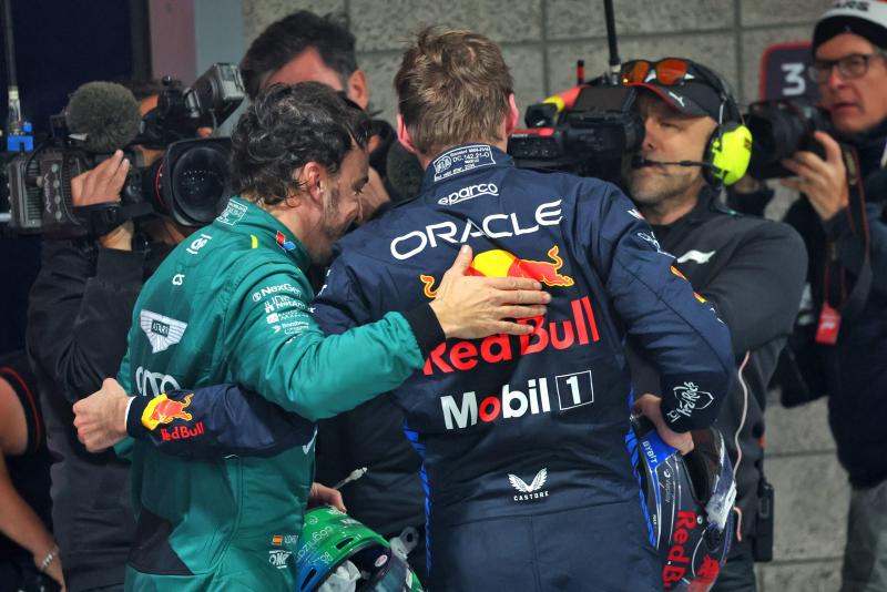 Alonso, a tapasztalt versenyző, úgy tűnik, hogy Verstappen irányába tereli a figyelmet, és arról beszél, hogy együttműködhetnek a 