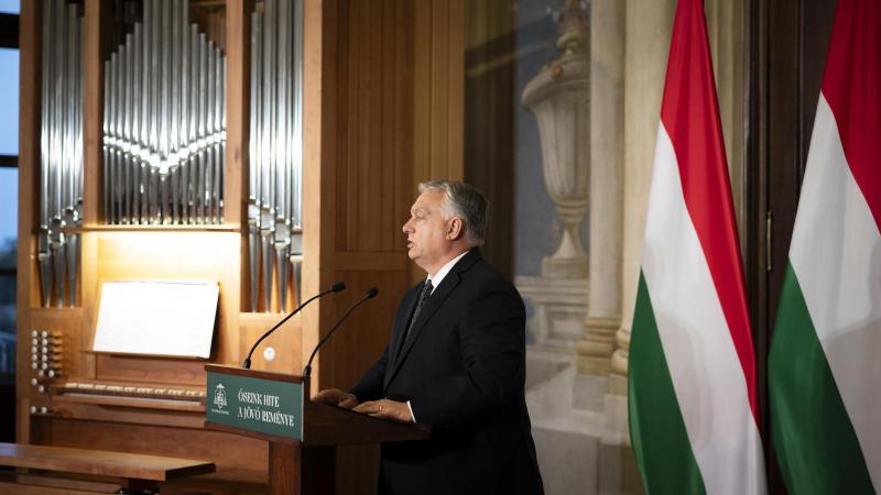 Orbán Viktor megfogalmazása szerint a vasárnapi demonstráción részt vevők olyan feszültséget és pusztítást kínálnak az országnak, amelyek nem segítik elő a társadalmi harmóniát.