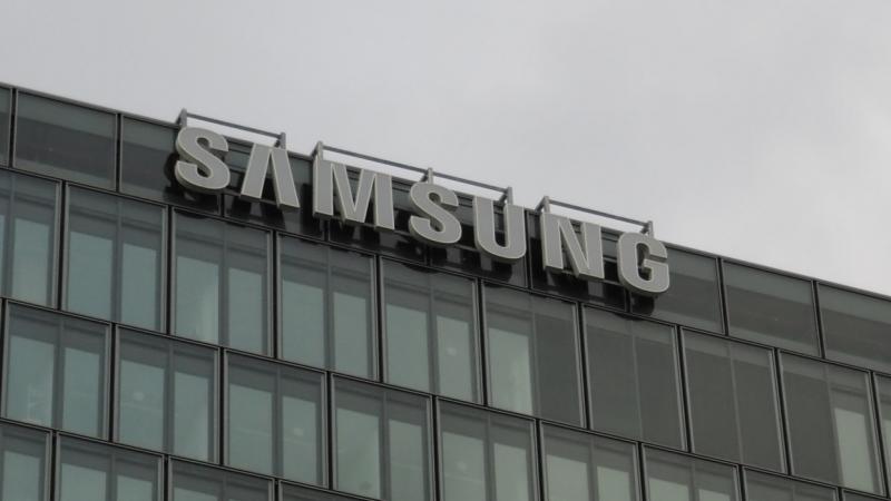 Újabb súlyos incidens történt a gödi Samsung-gyár területén: egy villanyszerelő maradandó sérüléseket szenvedett, és most tízmilliós kártérítési pert indít a vállalat ellen. A fejlemények újabb kérdéseket vetnek fel a munkahelyi biztonság és a dolgozók vé
