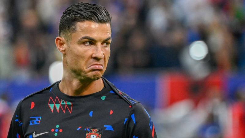 Cristiano Ronaldo óriási sikert ért el, hiszen ő lett az első labdarúgó, aki átlépte a dollármilliárdos határt. Ez a mérföldkő nem csupán a sport világában keltett nagy visszhangot, hanem a pénzügyi szférában is. A Pénzcentrum szerint Ronaldo példátlan ka