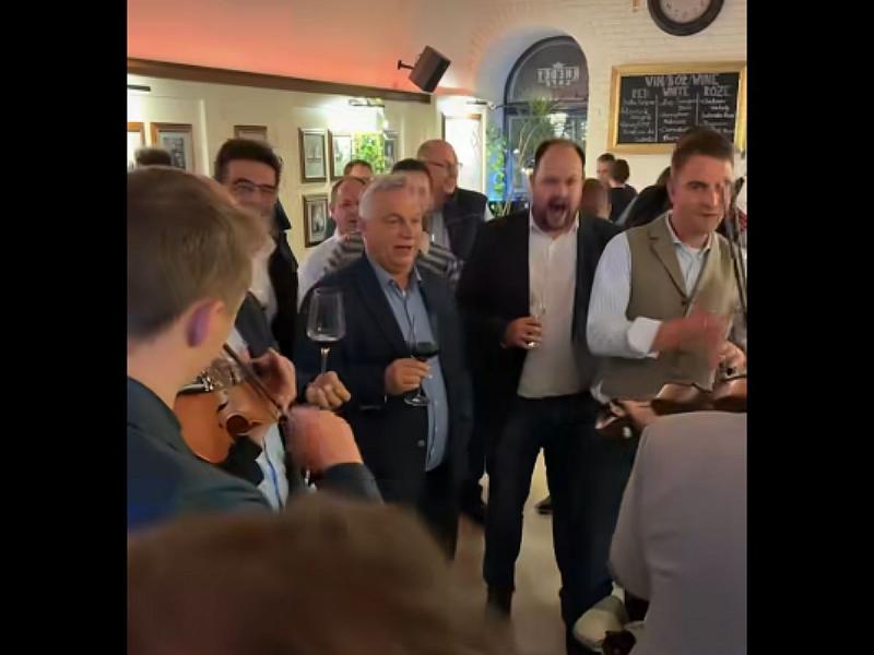 Orbán Viktor egy vidám estének nézett elébe, ahol a poharak koccantak, és a zene hangosan szólt. Bár az italozás közepette elragadta a pillanat, mégis különös módon saját szavaival adta elő a kedvenc dalát, így teremtve meg egyedi és emlékezetes hangulato