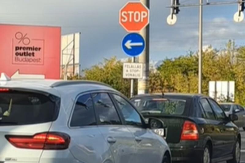 Sok sofőr valószínűleg soha nem találkozott ezzel a közlekedési táblával hazánkban, amely egy különös figyelmeztetést hordoz magában.