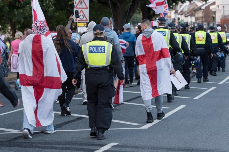 Bévések a csúcson: a brit hatóságok tévedésből szabadon engedtek egy illegálisan az Egyesült Királyságba érkezett szexuális zaklatót, ahelyett, hogy kitoloncolták volna őt az országból.