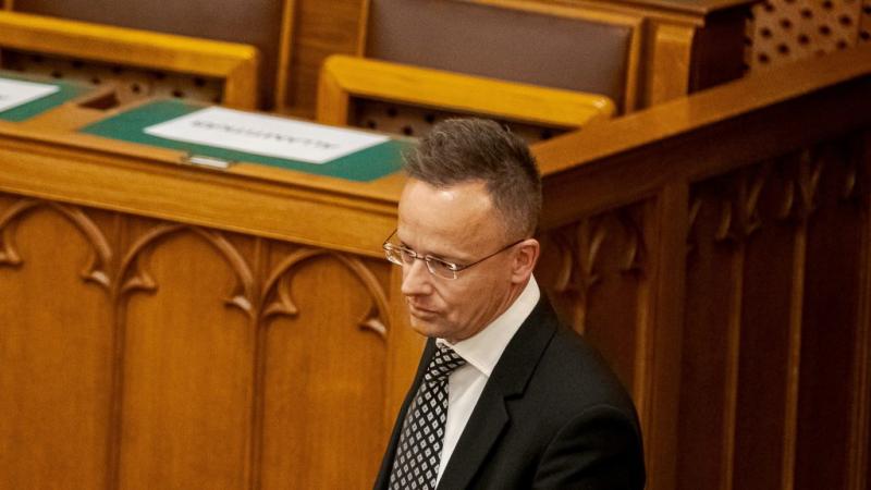Szijjártó Péter Vietnámba küldi a Konnektivitás Barátai Alapítvány alapítóját.