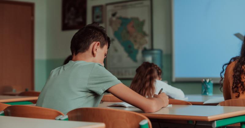 Egy pedagógust felfüggesztettek, miután négy LMBTQ+ témájú könyvet találtak a tantermében.