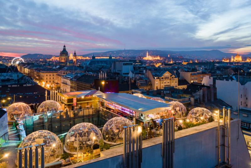Természetesen! Íme egy egyedi, átdolgozott változata a témának:

**Budapesti Őszi Menedékek - 7 Varászlatos Hely, ahol Élvezheted a Nyugalmat**

Ahogy az őszi levelek színesre váltanak, Budapest is új arcát mutatja. A város rejtett zugaiban számos olyan h