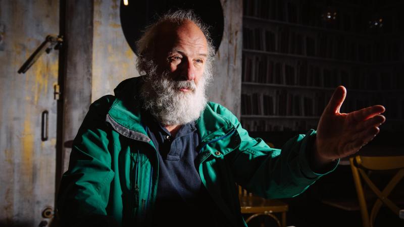 Eörsi László: Orbán Viktor bármikor hajlandó elárulni 1956-ot

A politikai diskurzusban a történelmi események interpretációja gyakran kulcsfontosságú. Eörsi László szavaival élve, Orbán Viktor készsége arra, hogy elforduljon 1956 örökségétől, újra és újr