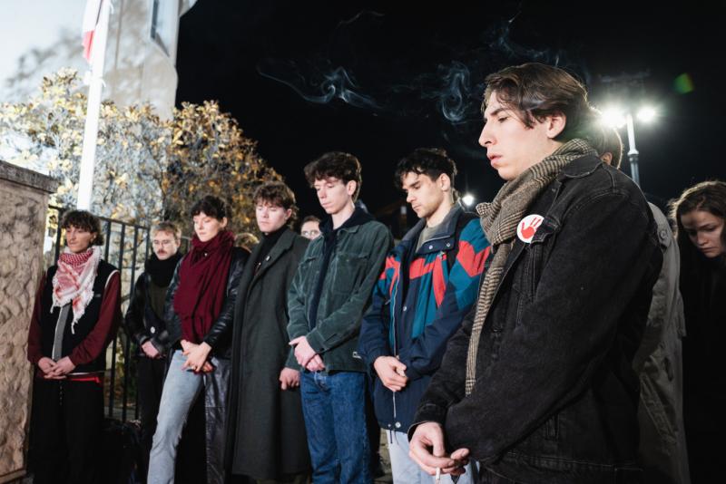 Budapesten a magyar fiatalok különös módon idézték fel az újvidéki tragédia évfordulóját, akiknek a Szerbiából való kitiltása új dimenziót adott az emlékezésnek. Az esemény során sokan összegyűltek, hogy megosszák érzéseiket és tapasztalataikat, miközben