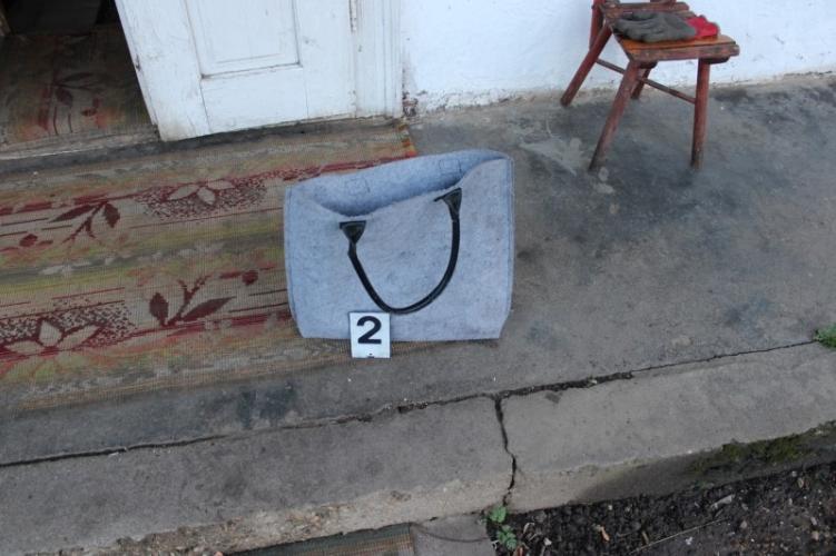 A sértett otthonáig cipelte az elrabolt táskát.