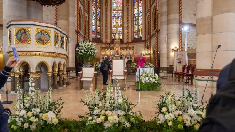 A pap, akit pedofíliával vádoltak és eltiltottak, évekig folytathatta gyerektáborok szervezését. Mindez a Szőlő utcában végzett munkája alatt történt, ami sok kérdést vet fel a felelősségről és az intézmények ellenőrzéséről.