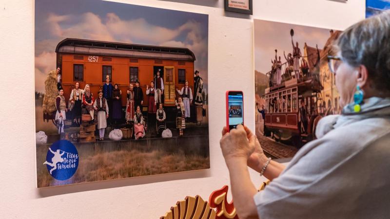 Tánc, mese és az erdélyi varázslat egy különleges világot teremt, ahol a mozgás és a történetek összefonódnak. Az erdélyi táj festői szépsége, a hegyek és völgyek rejtélye, valamint a néphagyományok gazdagsága mind hozzájárulnak ahhoz, hogy a tánc ne csup