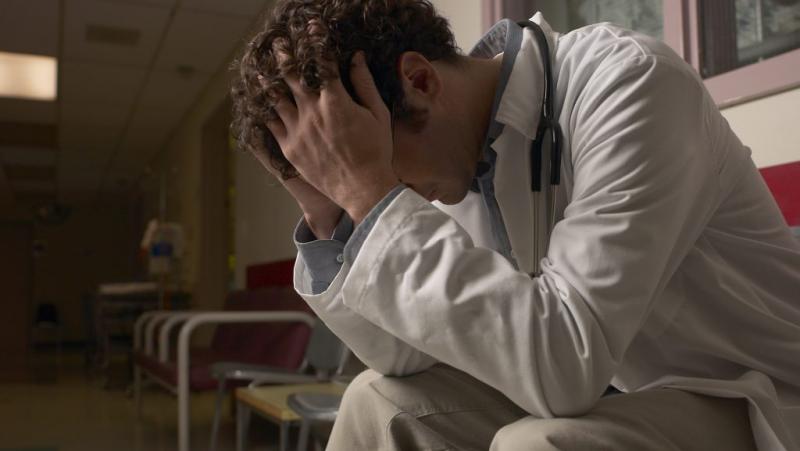 Egy orvos, aki állapotának köszönhetően csontrészegen fogadta a betegeket a rendelőjében, sokkolta a helyi közösséget. Az eset felveti a szakmai felelősség és a páciensek biztonságának kérdését, hiszen ilyen körülmények között nehezen biztosítható a megfe