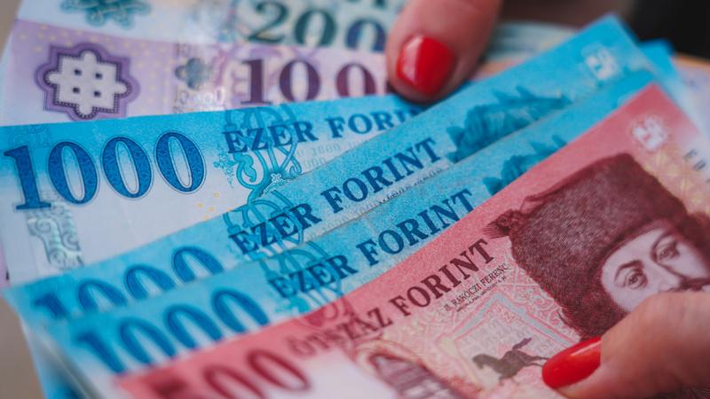 A forint ma reggel erős teljesítményt mutatott az euróval és a dollárral szemben, ami a piaci stabilitás jeleként értékelhető. A Pénzcentrum hírei alapján a magyar valuta kedvező helyzetben van, ami bizalmat sugall a befektetők körében.