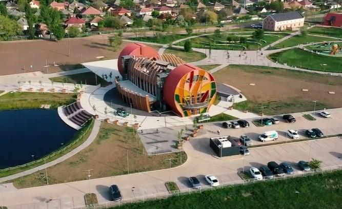 A közpénzmilliárdokból megvalósult karcagi Sámándob már odáig jutott, hogy teljesen lenullázta magát, és most már a rezsire sem marad elegendő forrása.