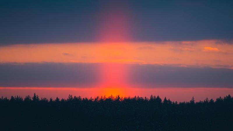 A Balaton partján egy lenyűgöző látványt rögzítettek, amely magával ragadja a szemet és a lelket.