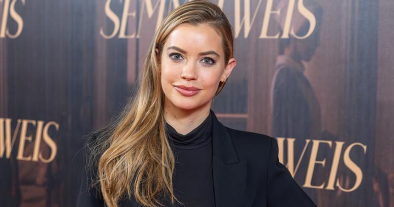 A köztévé műsorvezetőnője most egy igazán vonzó férfival bővítette az életét: közös fotójukon olyan stílusosak és magabiztosak, mintha egy divatmagazin címlapján szerepelnének.