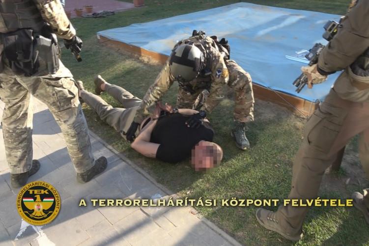 Körözés alatt áll az a férfi, aki egy késsel a kezében hatolt be egy XV. kerületi óvoda területére.