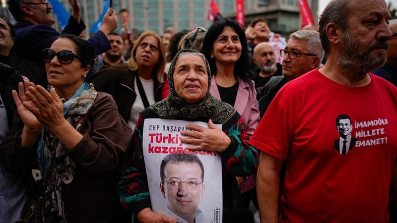 A török hatóságok komolyan veszik a dolgukat: 2532 év börtönbüntetést kérnek Erdogan népszerű ellenfelére.