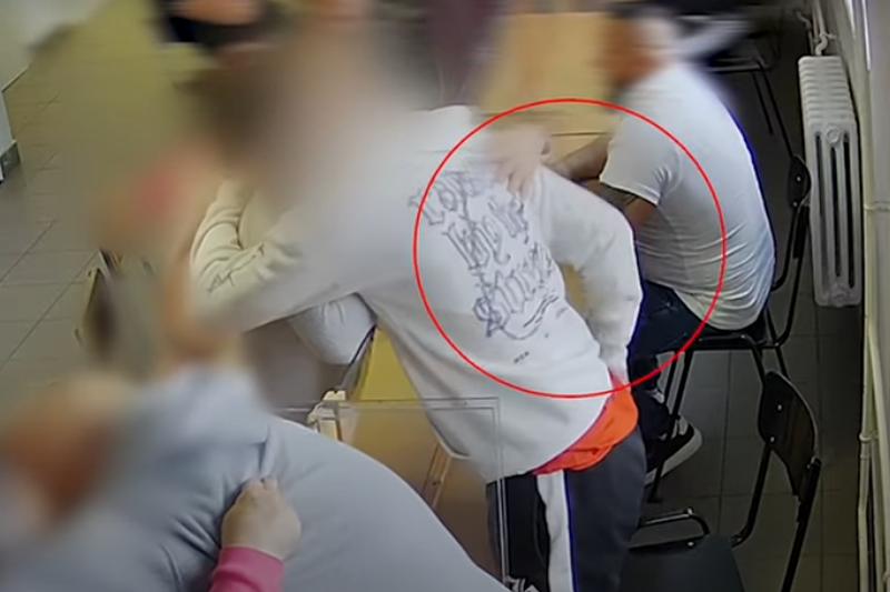 A szirmabesenyői börtön különös incidense során egy mobiltelefon és a töltője a végbeléből került elő. Az esetről videófelvétel is készült.