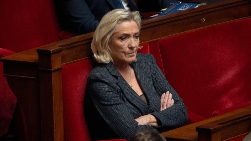 Marine Le Pen készen áll arra, hogy visszalépjen a politikai porondról – már meg is nevezte utódját, aki a jövőben képviselné elképzeléseit.
