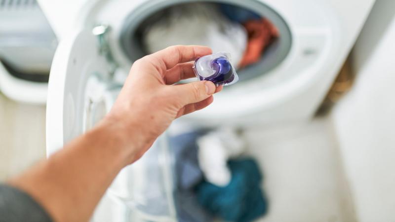 8 érv, amiért a takarítási szakértők a folyékony mosószert részesítik előnyben a porral és a kapszulákkal szemben
1. **Könnyű oldódás**: A folyékony mosószerek gyorsan és egyszerűen oldódnak fel, így nem hagynak hátra por- vagy kapszula maradványokat a r